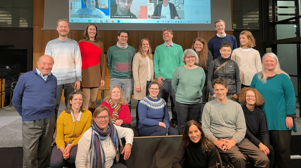 Gruppenfoto der Teilnehmenden und der Gäste des INNOKLUSIO-Bildungsprogramms bei der Deutschen Welle in Bonn.